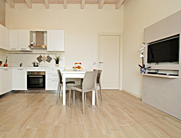 residence-little-paradise-gardameer-appartementen-keuken-tv.jpg