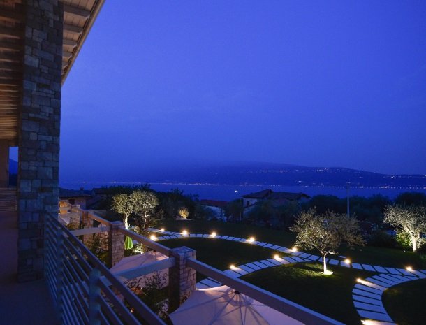 residence-little-paradise-gardameer-avond-uitzicht.jpg