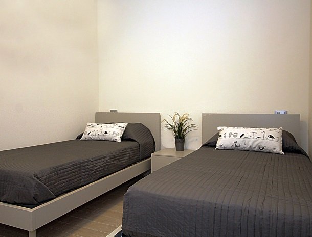 residence-little-paradise-gardameer-appartementen-slaapkamer-bedden.jpg