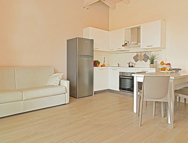 residence-little-paradise-gardameer-appartementen-keuken-bank.jpg
