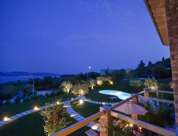 residence-little-paradise-gardameer-avond-uitzicht-balkon.jpg
