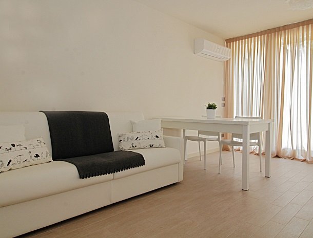 residence-little-paradise-gardameer-appartementen-woonkamer-bank.jpg