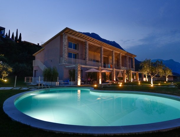 residence-little-paradise-gardameer-appartementen-avond.jpg