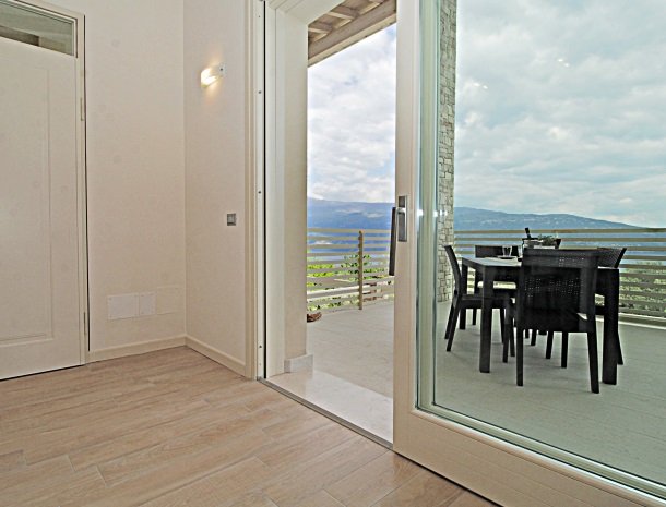 residence-little-paradise-gardameer-appartementen-woonkamer-terras.jpg