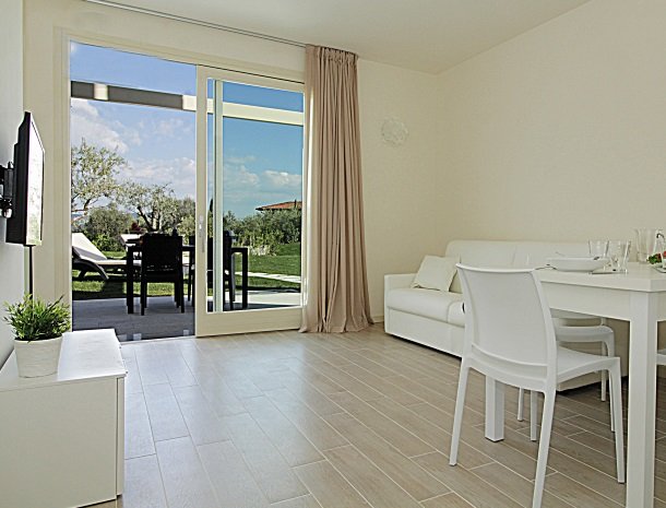 residence-little-paradise-gardameer-appartementen-woonkamer-deuren.jpg