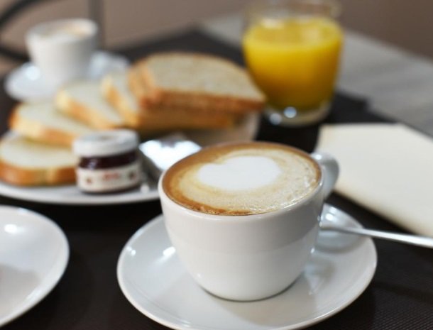 hotel-ulivi-iseomeer-ontbijtruimte-cappuccino.jpg