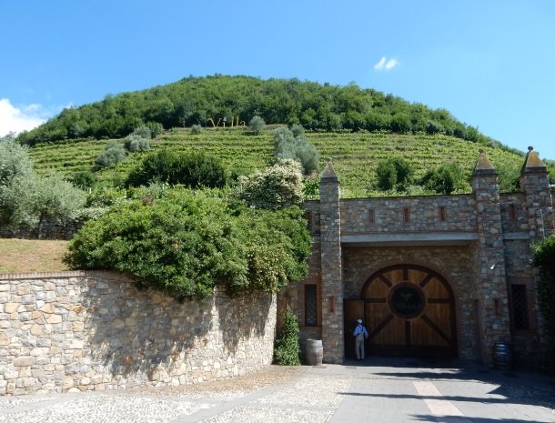 villa-gradoni-franciacorta-ingang-wijnkelder.jpg