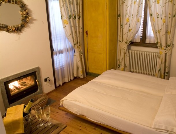 agriturismo-ca-del-lago-comomeer-slaapkamer-openhaard.jpg