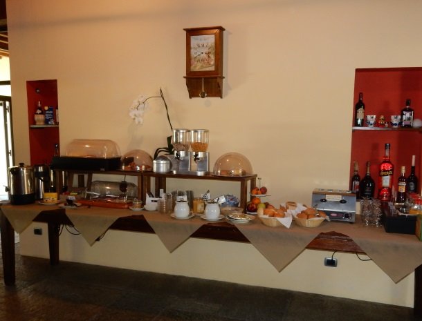 agriturismo-ca-del-lago-comomeer-ontbijtbuffet.jpg