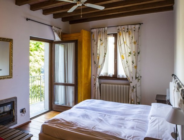 agriturismo-ca-del-lago-comomeer-slaapkamer-open-deur.jpg