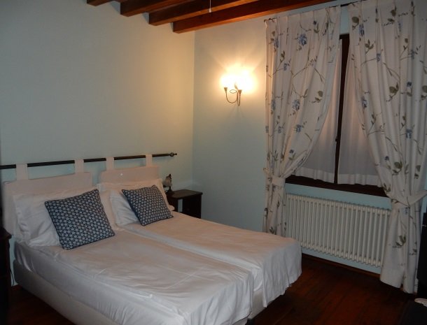 agriturismo-ca-del-lago-comomeer-slaapkamer-romantisch.jpg