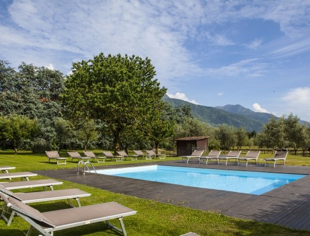agriturismo-ca-del-lago-comomeer-zwembad-tuin.jpg