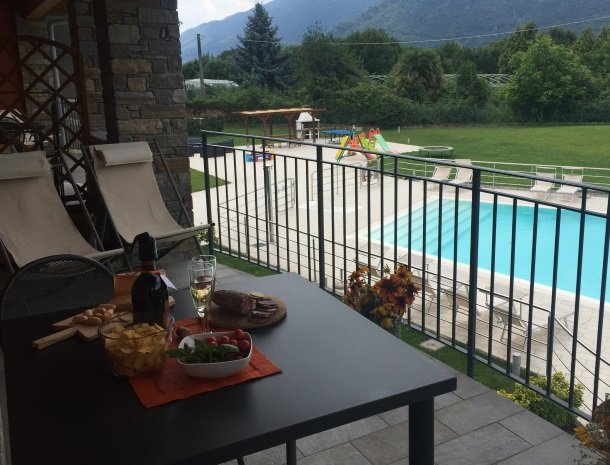 villa-paradiso-gravedona-appartementen-comomeer-terras-drankje.jpg
