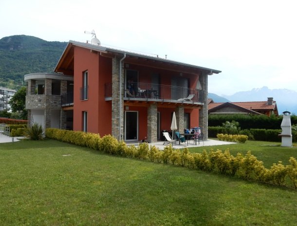 villa-paradiso-gravedona-appartementen-comomeer-zijkant-terras.jpg