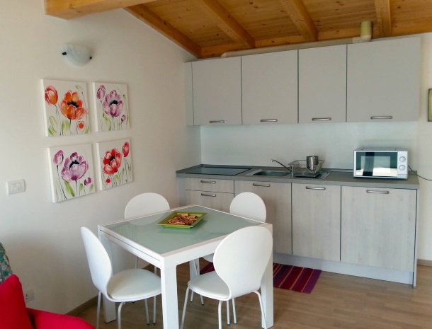 residence-ilpoggio-comomeer-appartement-keuken-eettafel.jpg