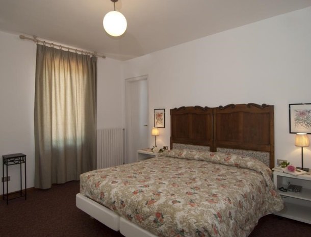 hotel-mariano-gardameer-slaapkamer-bed.jpg