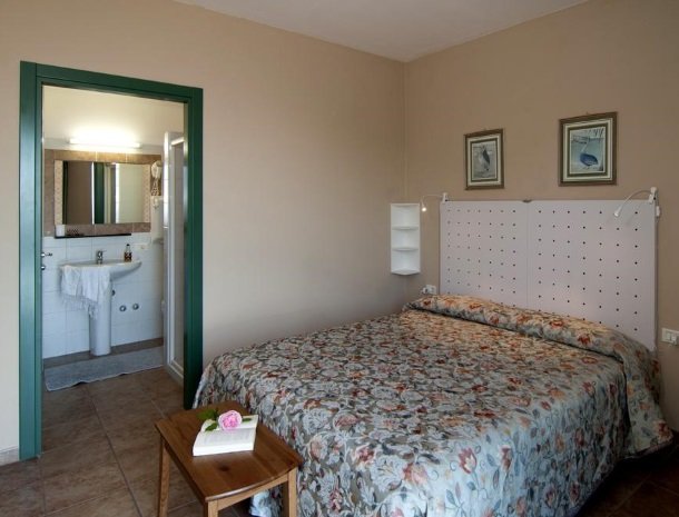 hotel-mariano-gardameer-kamer-badkamer.jpg