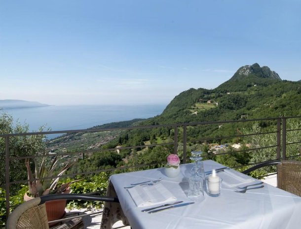 hotel-mariano-gardameer-tafel-uitzicht.jpg