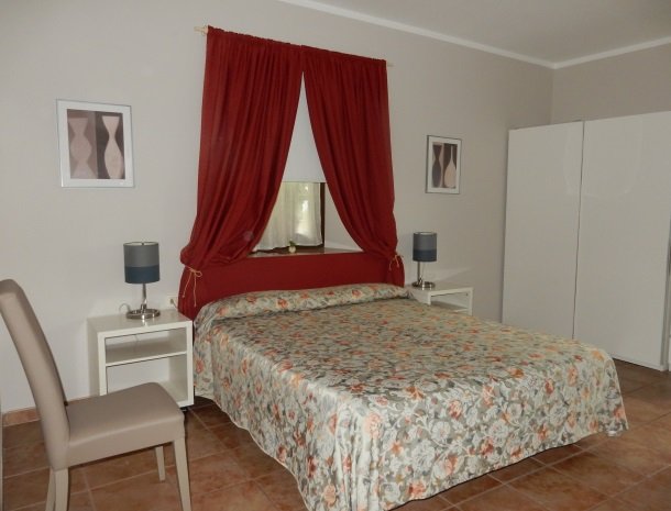 hotel-mariano-gardameer-slaapkamer-ruim.jpg