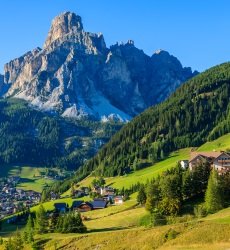 la villa alpine village in dolomieten-italie.jpg