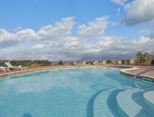 rivaseaapartments-castellammare-sicilie-zwembad-trap.jpg