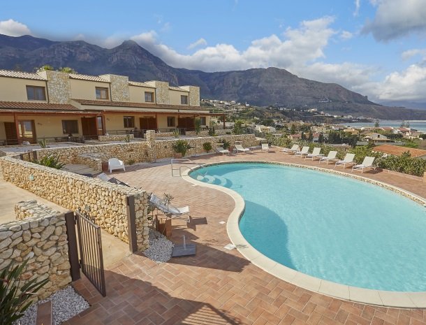 rivaseaapartments-castellammare-sicilie-appartementen-zwembad.jpg