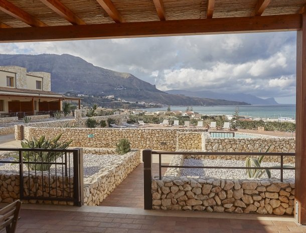 rivaseaapartments-castellammare-sicilie-appartementen-zwembad-zee.jpg