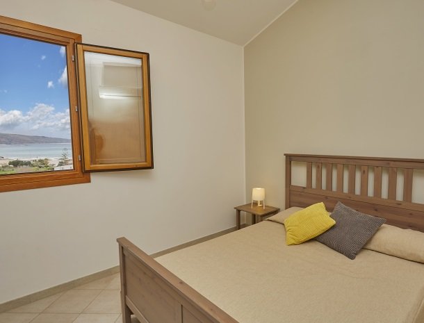 rivaseaapartments-castellammare-sicilie-slaapkamer-uitzicht-zee.jpg