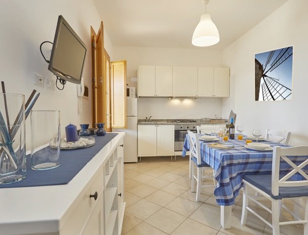 rivaseaapartments-castellammare-sicilie-woonkamer.jpg