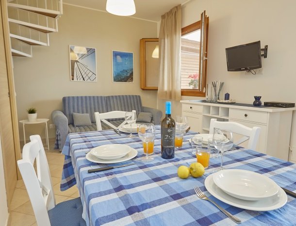 rivaseaapartments-castellammare-sicilie-woonkamer-eten.jpg