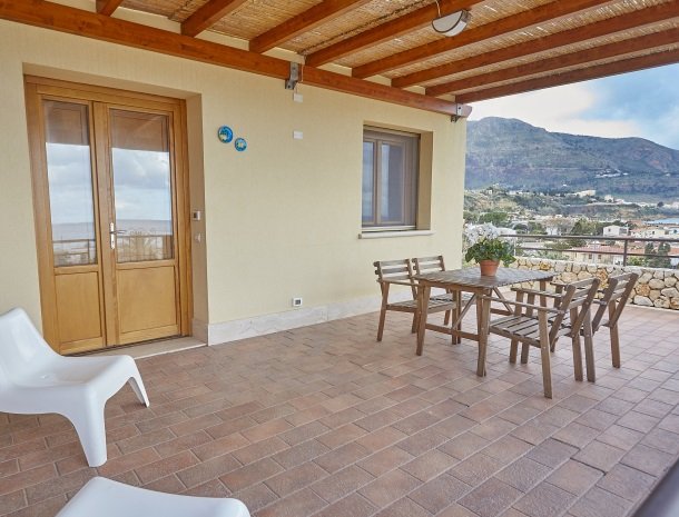 rivaseaapartments-castellammare-sicilie-terras-hoek.jpg