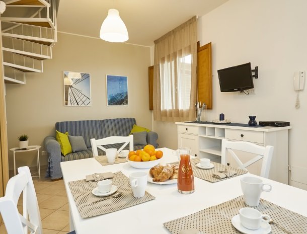 rivaseaapartments-castellammare-sicilie-woonkamer-ontbijt.jpg