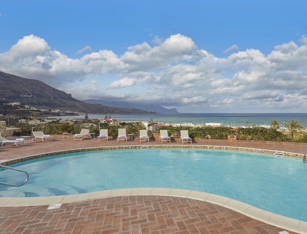 rivaseaapartments-castellammare-sicilie-zwembad-strand.jpg