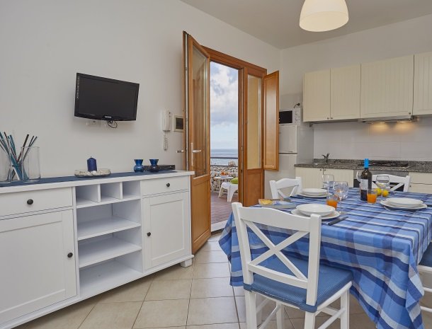 rivaseaapartments-castellammare-sicilie-eettafel-uitzicht.jpg