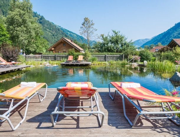 hotel-romerhof-fuschandergrossglockner-ligstoelen-zwemmeer.jpg