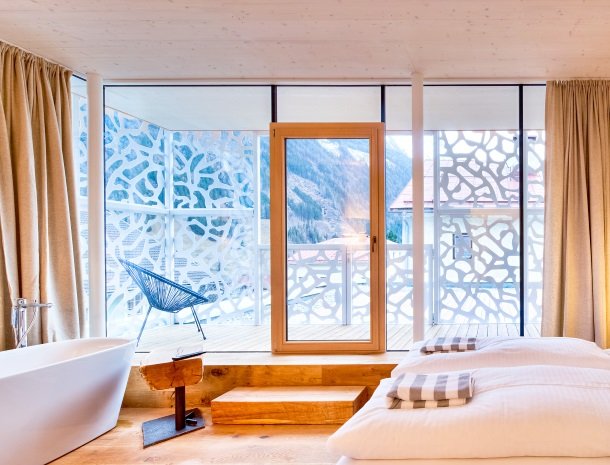 hotel-hinteregger-matrei-tirol-slaapkamer-nieuwe-vleugel-bad-balkon.jpg