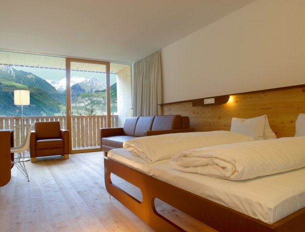 hotel-hinteregger-matrei-tirol-slaapkamer-uitzicht.jpg