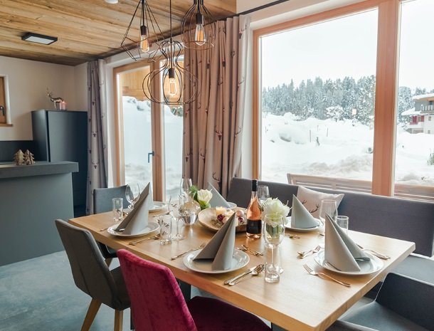 chalet-grosslehen-fieberbrunn-keuken-eettafel.jpg