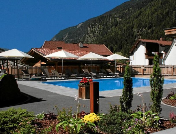 hotel-wiese-pitztal-st-leonhard-zwembad-zomer.jpg