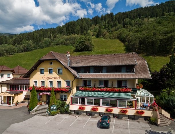 stofflerwirt-stmichaelimlungau-voorkant-hotel-zomer.jpg