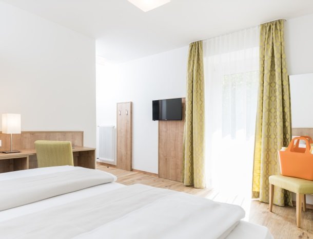 hotel-zur-post-dobriach-kamer-ruim-modern.jpg