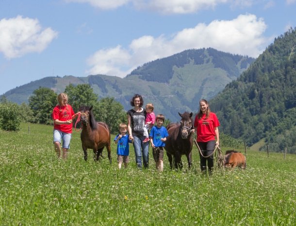 feriendorf-ponyhof-fusch-grossglockner-ponys-kinderen.jpg