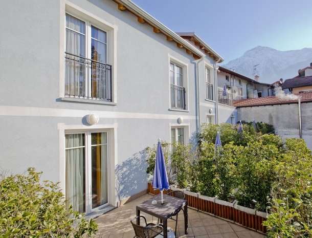 hotel-lago-colico-comomeer-terras-kamer.jpg