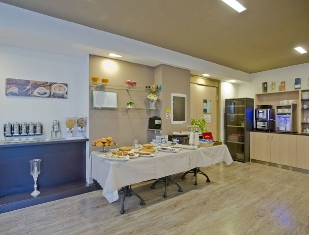 hotel-lago-colico-comomeer-ontbijtbuffet.jpg
