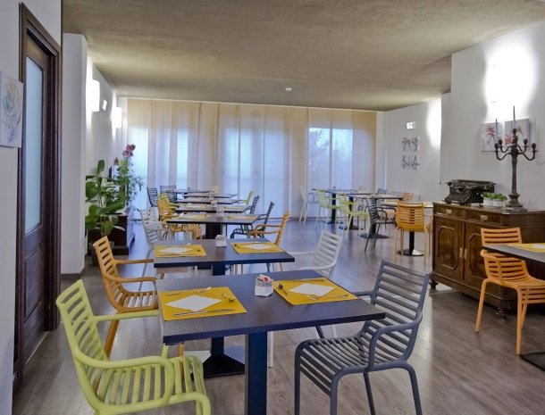 hotel-lago-colico-comomeer-ontbijt-tafels.jpg