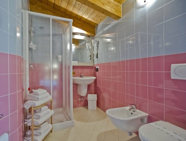 hotel-lago-colico-comomeer-badkamer.jpg