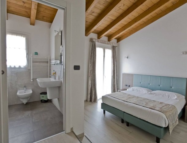 hotel-lago-colico-comomeer-slaapkamer-badkamer.jpg
