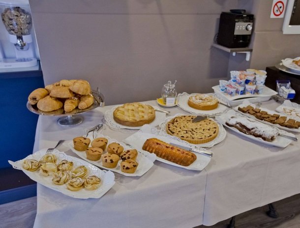 hotel-lago-colico-comomeer-ontbijttafel.jpg