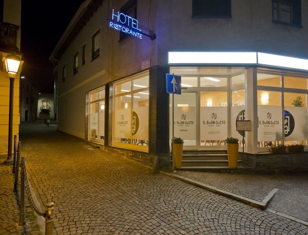 hotel-lago-colico-comomeer-restaurant-avond.jpg