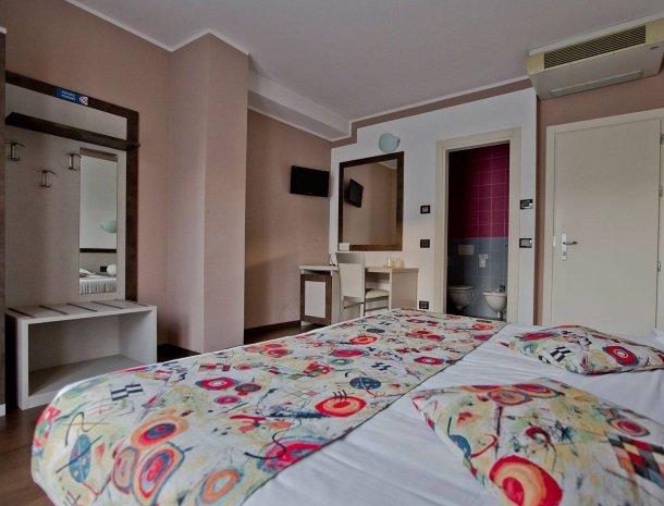 hotel-lago-colico-comomeer-slaapkamer-buro.jpg
